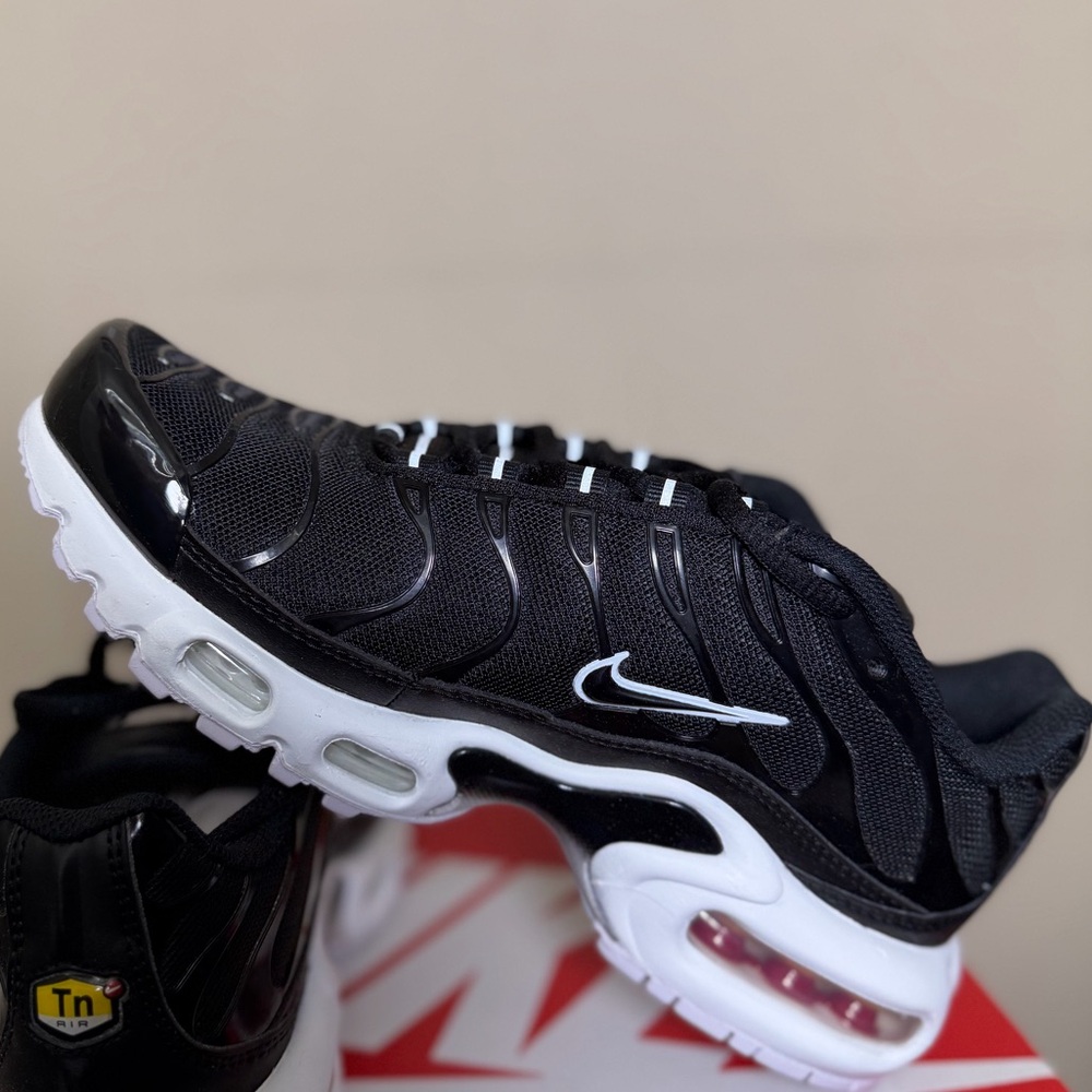 NEW with Box Nike Air Max Plus Women Shoes, Black and White, size 6W